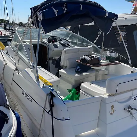 Bateau à quai village naturiste *