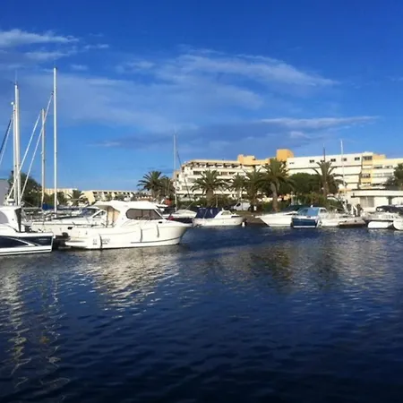 Botel Bateau à quai village naturiste *