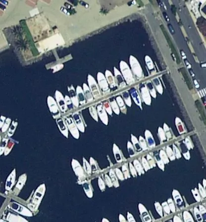 Bateau à quai village naturiste Agde