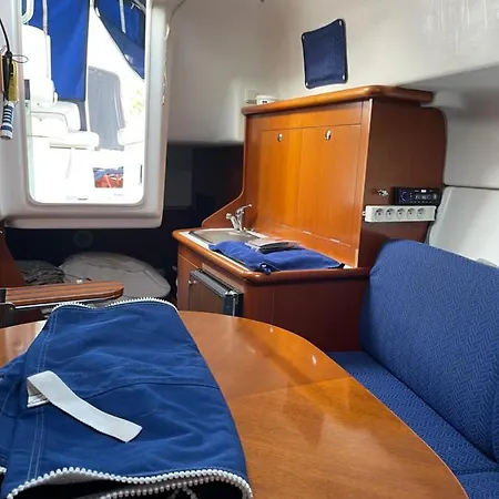 Botel Bateau à quai village naturiste