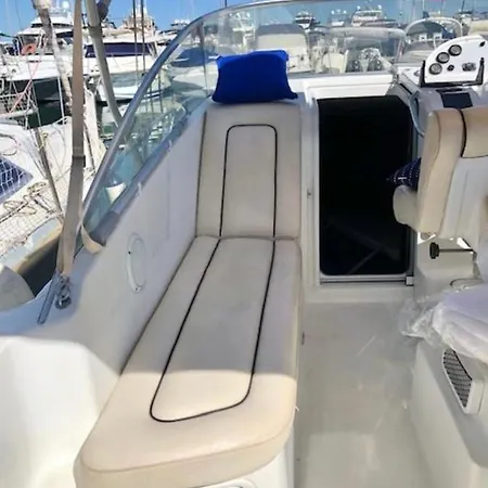 Botel Bateau à quai village naturiste