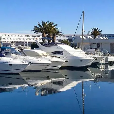 Bateau à quai village naturiste Botel Agde