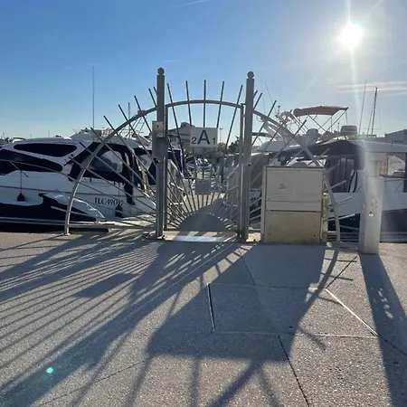 Bateau à quai village naturiste *