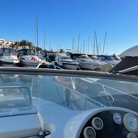 Bateau à quai village naturiste