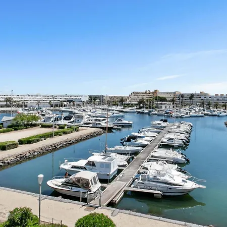 Bateau à quai village naturiste