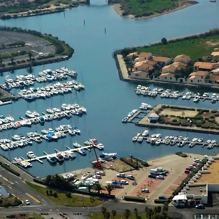 Botel Bateau à quai village naturiste Agde